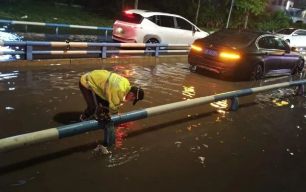 两江公安战暴急雨护航平安路 昼夜坚守筑牢安全堤